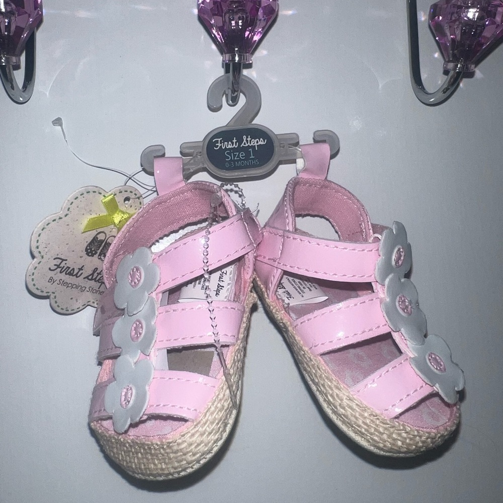 Little sandal style pink shoes with white flowers size 1 for baby